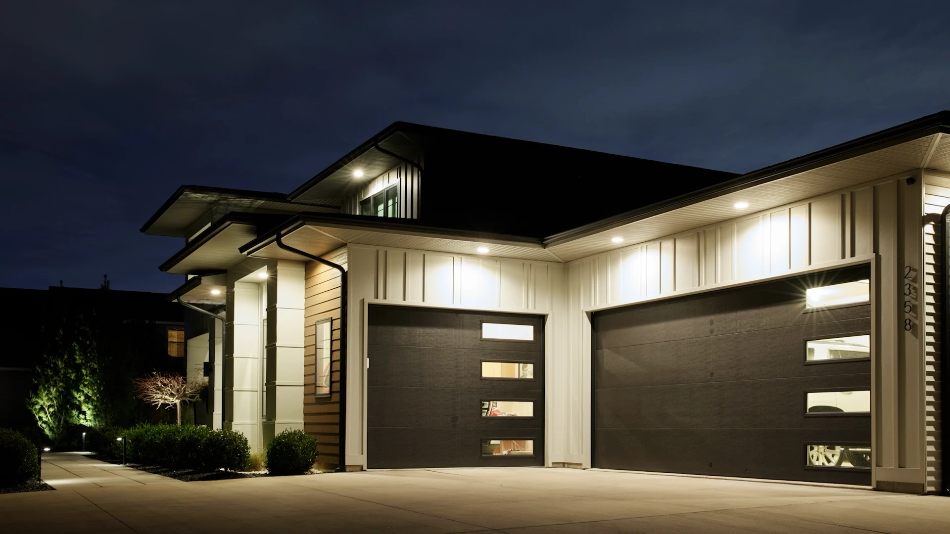 Lit grage driveway